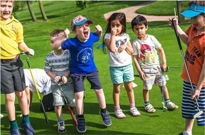 kids golf lesson on the putting green